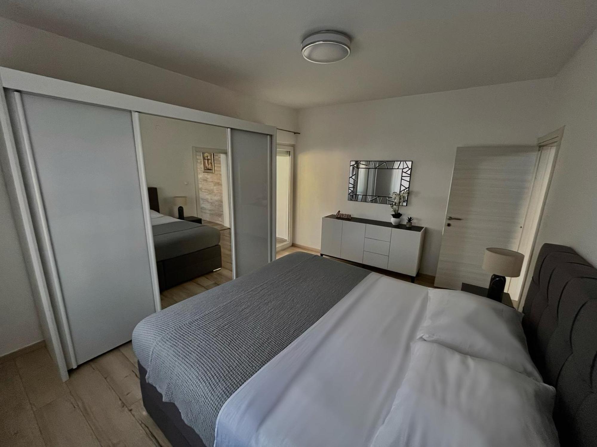 Apartment Leona & Doris ビビニェ エクステリア 写真